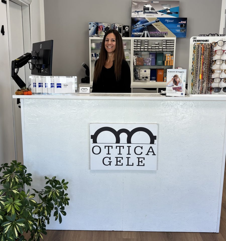 Il banco di Ottica Gele a Scaltenigo di Mirano, con il logo del negozio