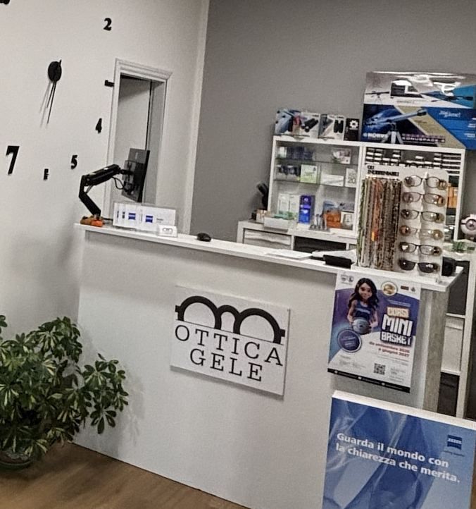 Il banco di Ottica Gele a Scaltenigo di Mirano, con il logo del negozio