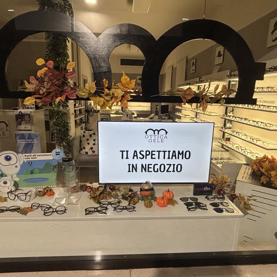 La vetrina di Ottica Gele con il logo e il televisore