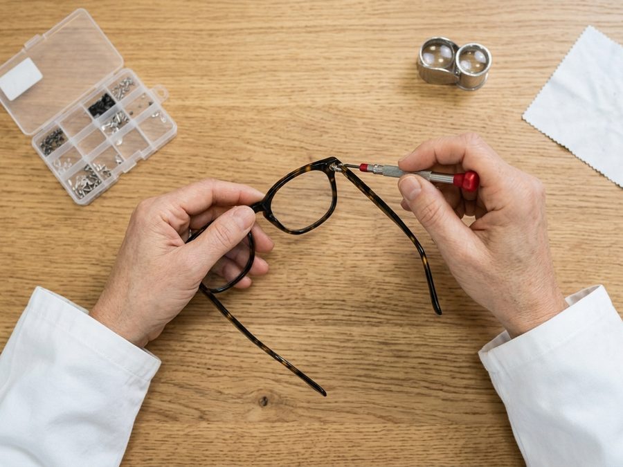 Il banco di Ottica Gele dove si regolano e riparano gli occhiali