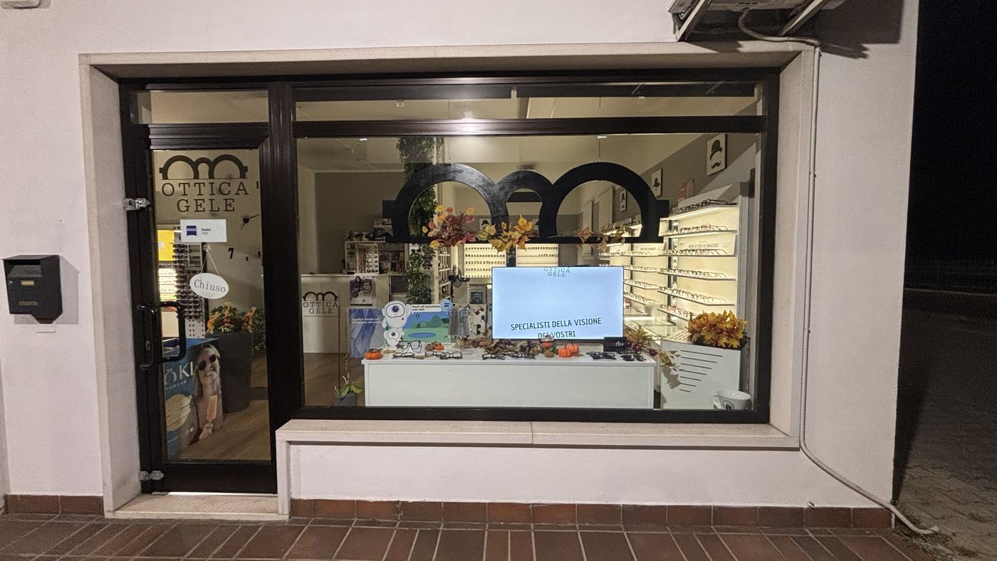 La vetrina di Ottica Gele in via Ballò 1/o a Scaltenigo